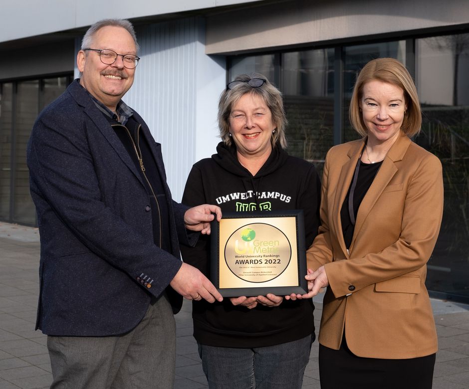 From left to right: Prof. Dr. Klaus Helling (Sustainability Officer of the Environmental Campus Birkenfeld), Claudia Hornig (Chancellor of Trier University of Applied Sciences) and Prof. Dr. Dorit Schumann (President of Trier University of Applied Sciences) are delighted with the award