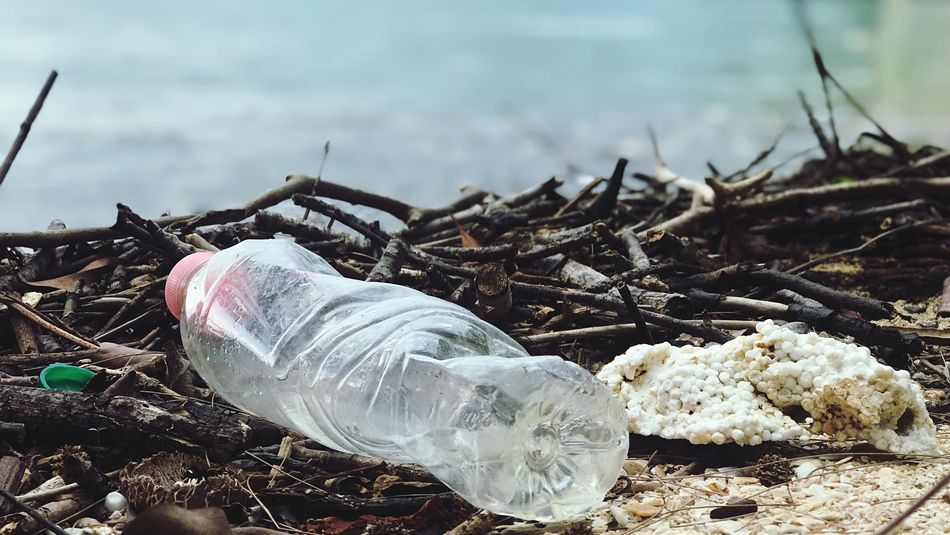 Plastikflasche am Meeresstrand