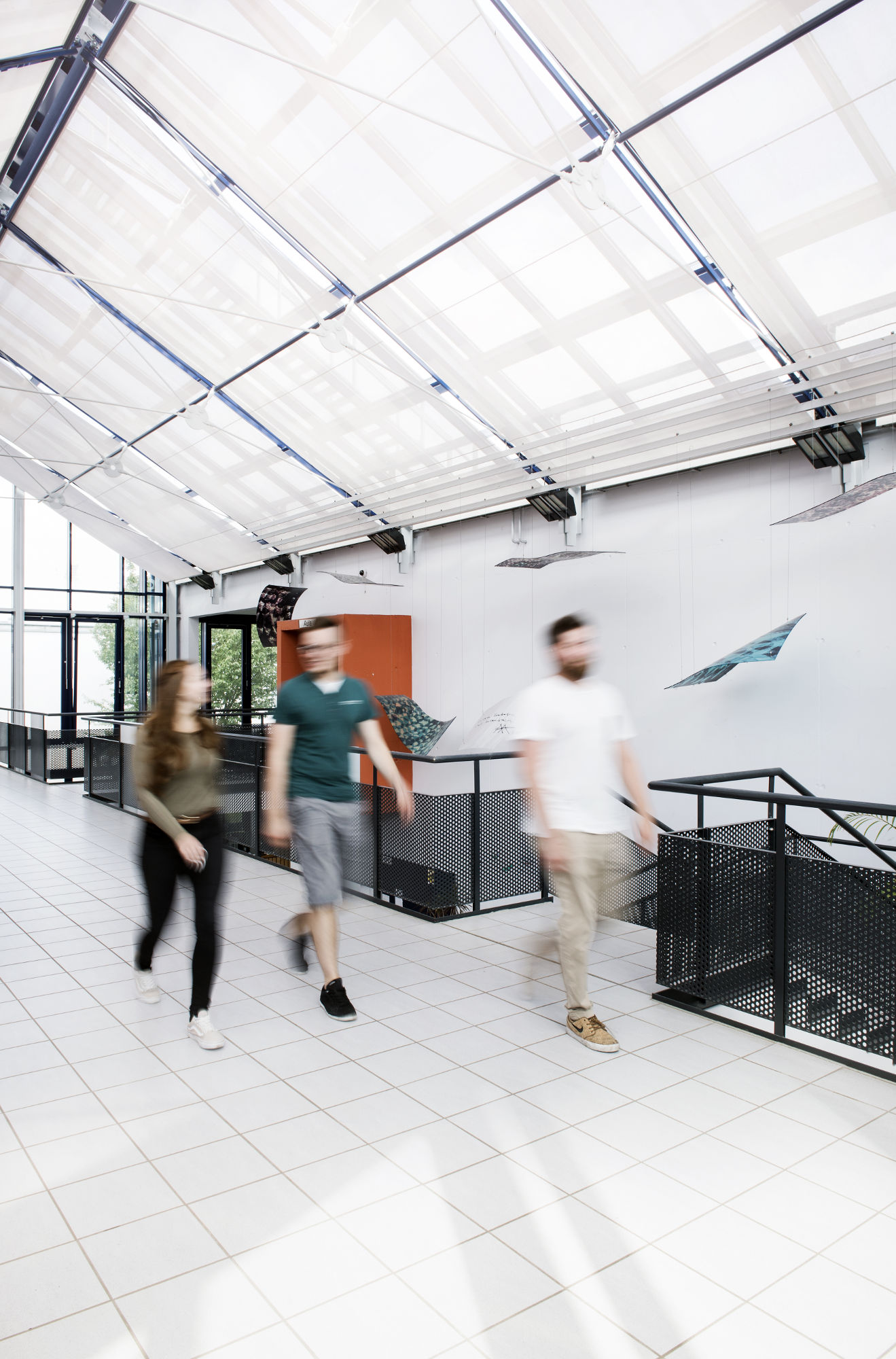 Studierende gehen durch einen Flur