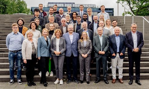 Ministerpräsidentin Dreyer (vorne, 3. v.l.) mit Studierenden, Promovierenden, Beschäftigten der Hochschule Trier/Umwelt-Campus Birkenfeld und allen teilnehmenden Gästen aus der Region.