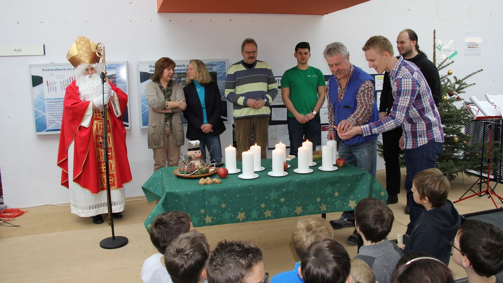 Weihnachtsmarkt 2014 mit traditionellem Kerzen anzünden