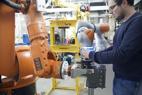 Jan Jungbluth an dem im Projekt entstanden Testaufbau im Technikum