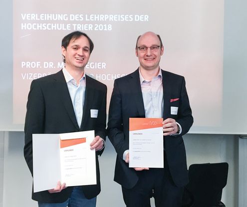 Prof. Dr. Henrik te Heesen (rechts im Bild) und Dr. Tobias Roth vom Umwelt-Campus Birkenfeld erhalten den Lehrpreis der Hochschule Trier. 