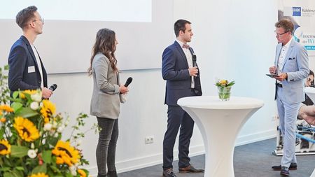 Manuel Barth (2. v. r.) im Gespräch mit dem Moderator Ralph Szepanski / Foto: Marco Rothbrust Fotografie/IHK Koblenz 