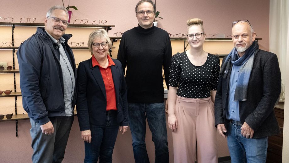 Erfahrene Brillenträger: Campus-Delegation zu Besuch bei Augenoptikerin Anne Neil (2. von rechts) vom Campus-Optiker „FrameYourself“