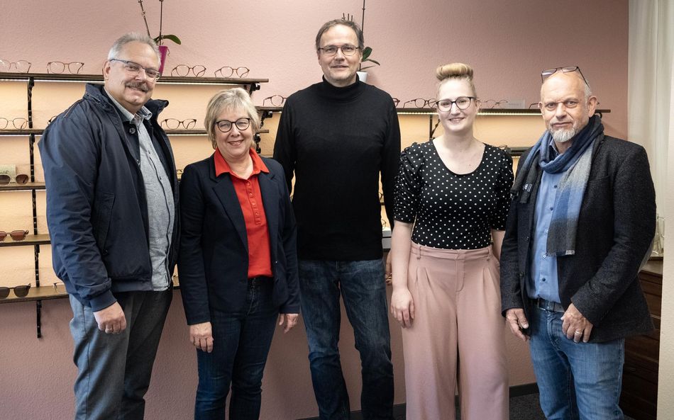 Erfahrene Brillenträger: Campus-Delegation zu Besuch bei Augenoptikerin Anne Neil (2. von rechts) vom Campus-Optiker „FrameYourself“