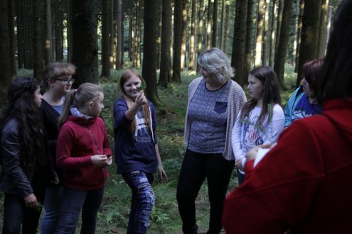 Schülerinnen und Schülern bei ihrer Exkursion im Nationalpark Hunsrück-Hochwald 