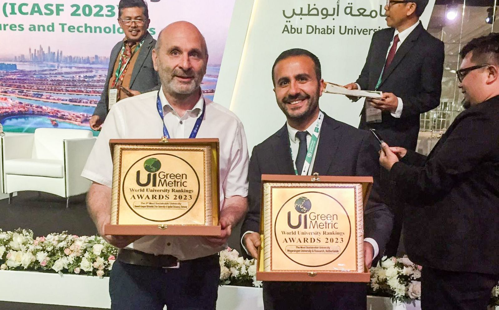 Prof. Dr. Peter Heck (left) with Wassim Beaineh (right), the representative of Wageningen University, which took first place in the ranking, at the GreenMetric Award 2023 ceremony at the COP28 World Climate Conference in Dubai