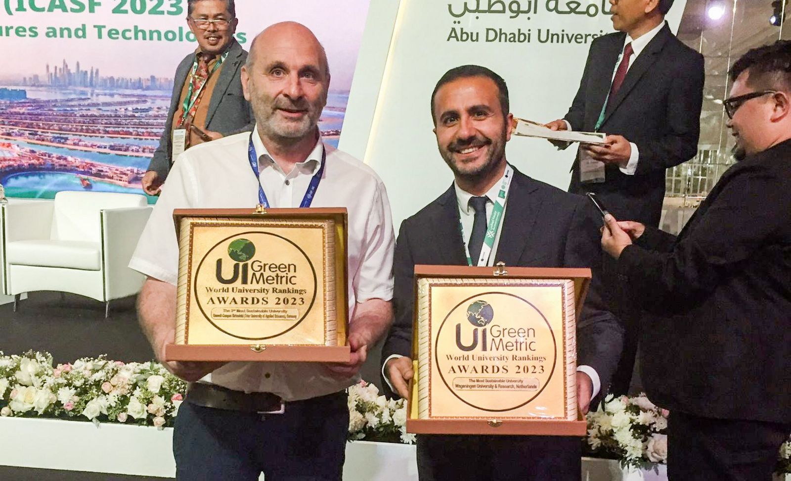 Prof. Dr. Peter Heck (links) mit Wassim Beaineh (rechts), dem Repräsentanten der Wageningen University, die den ersten Rang im Ranking belegt, auf der Preisverleihung des GreenMetric Award 2023 im Rahmen der COP28 Weltklimakonferenz in Dubai