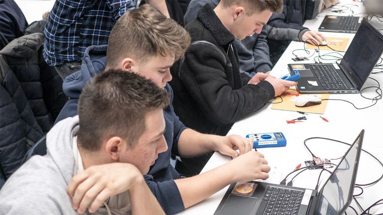 Personen arbeiten mit Mikrokontrollern