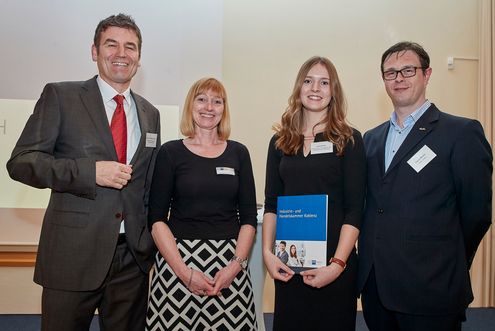 v.l.n.r. Prof. Schaper, Susanne Szczesny-Oßing, Präsidentin der IHK Koblenz, Laura Kirsch, Pascal Marwitz