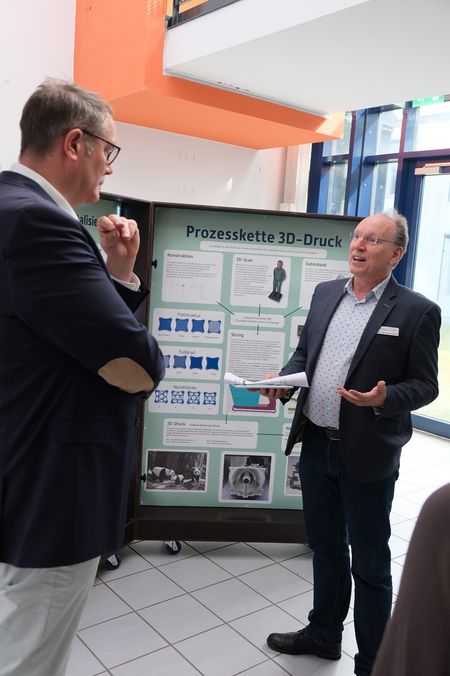 Minister Schweitzer besucht Umwelt-Campus Birkenfeld