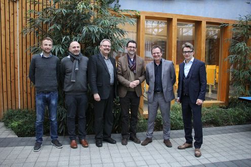 v.l.n.r.: Patrick Ginsbach (Ministerium), Prof. Dr. Peter Heck (Direktor ifas), Prof. Dr. Klaus Helling (Dekan), Minister Reinhold Jost, Prof. Dr. Norbert Kuhn (Präsident der Hochschule Trier), Michael Matern M.A. (RENN.west) Foto: Jannik Scheer