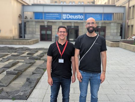 Projektmitarbeiter Sian Brumm (L) und Christoph Brosch (R) vor der Universität Deusto, Bilbao; Spanien. Fotograf: Christoph Wald.