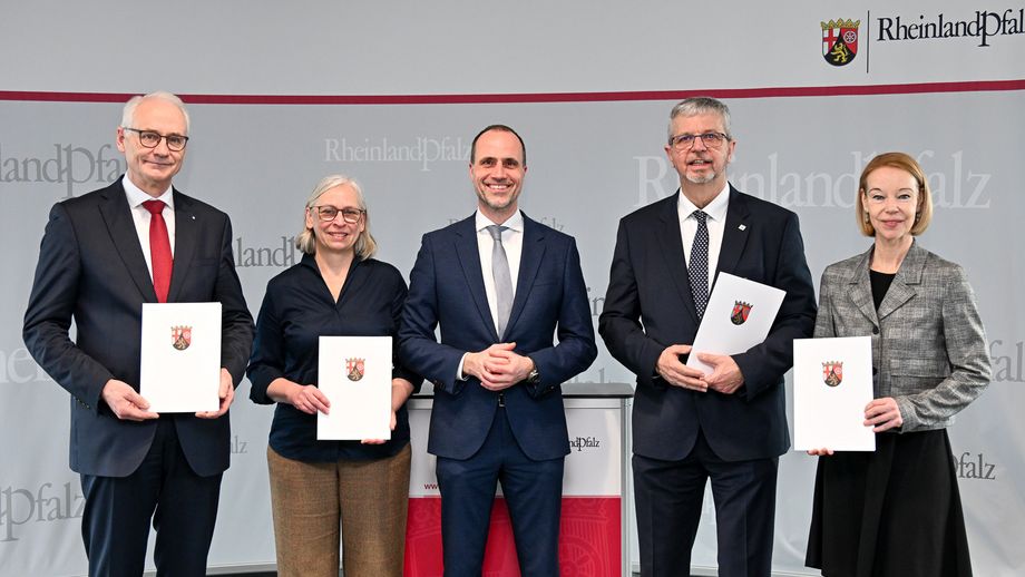 Namen v.l.n.r.: Prof. Dr. Karl Stoffel (HS Koblenz), Prof. Dr. Antje Krause (TH Bingen), Clemens Hoch, Prof. Dr. Hans-Joachim Schmidt (HS Kaiserslautern), Prof. Dr. Dorit Schumann (HS Trier) / ©MWG/Kristina Schäfer