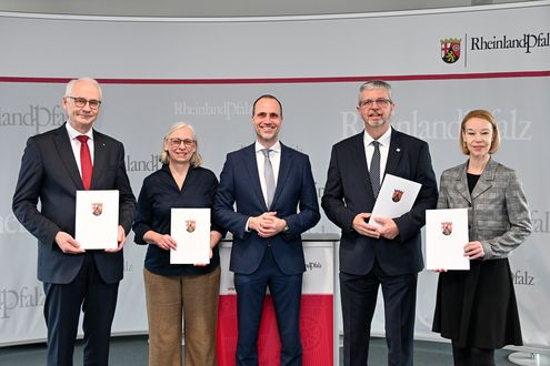 Namen v.l.n.r.: Prof. Dr. Karl Stoffel (HS Koblenz), Prof. Dr. Antje Krause (TH Bingen), Clemens Hoch, Prof. Dr. Hans-Joachim Schmidt (HS Kaiserslautern), Prof. Dr. Dorit Schumann (HS Trier) / ©MWG/Kristina Schäfer