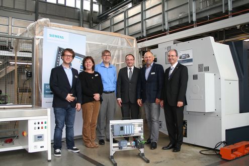 Siemens spendet Automatisierungstechnik an die Hochschule Trier, Umwelt-Campus Birkenfeld V.l.n.r: Thomas Andres (Assistent Maschinenbau), Claudia Hornig (Verwaltungskoordinatorin), Herr Dipl.-Ing (FH) Stefan Hirsch (Lehrbeauftragter), Herr Karl Heinz Gauglitz (Gruppenleiter Siemens Mannheim), Herr Prof. Dr-.Ing. Peter Gutheil (Dekan Fachbereich UP/UT), Herr Achim Pecka (Niederlassungsleiter Siemens Saarbrücken)  Projektbetreuer