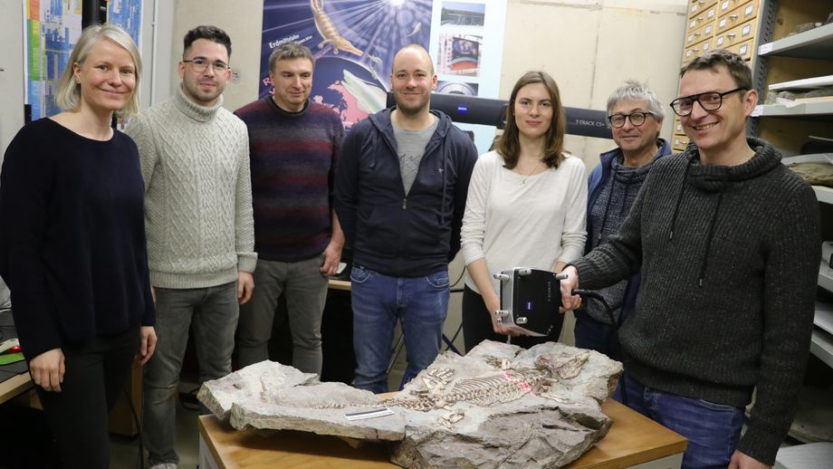 Teamfoto vor Exponat (Fossilie)
