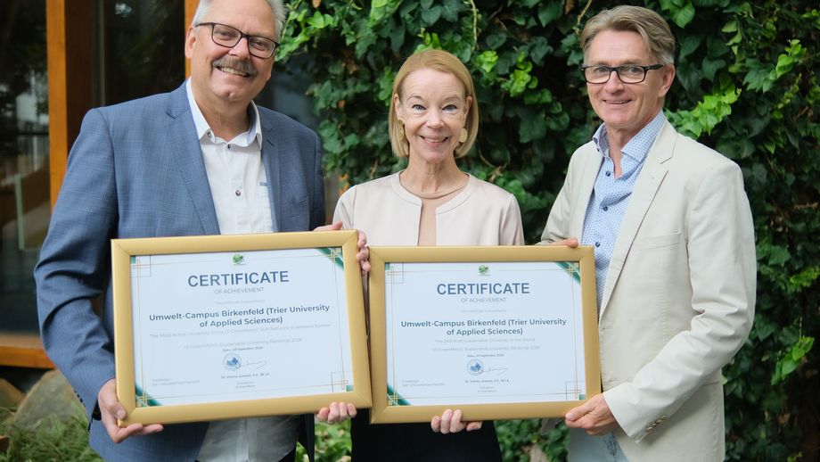 Der Nachhaltigkeitsbeauftragte des Umwelt-Campus Prof. Dr. Klaus Helling, die Präsidentin der Hochschule Trier Prof. Dr. Dorit Schumann und Nachhaltigkeits- und Klimaschutzmanager der Hochschule Trier Michael Matern freuen sich über Platz 2 und die Netzwerk-Auszeichnung im internationalen Ranking.