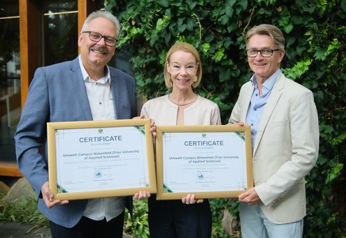 Der Nachhaltigkeitsbeauftragte des Umwelt-Campus Prof. Dr. Klaus Helling, die Präsidentin der Hochschule Trier Prof. Dr. Dorit Schumann und Nachhaltigkeits- und Klimaschutzmanager der Hochschule Trier Michael Matern freuen sich über Platz 2 und die Netzwerk-Auszeichnung im internationalen Ranking.