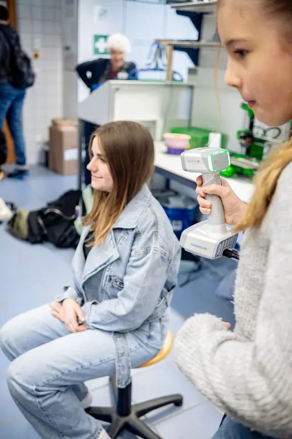 Schülerinnen beim 3D-Scannen
