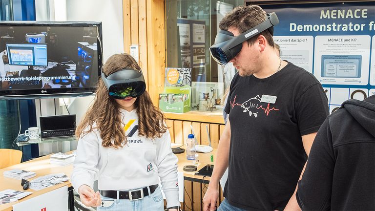 Personen mit VR-Brillen 