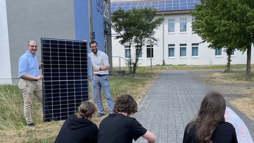 Prof. te Heesen und Lehrkraft Joachim Brinkmann erproben gemeinsam mit den Schüler*innen Solar-Balkonkraftwerke