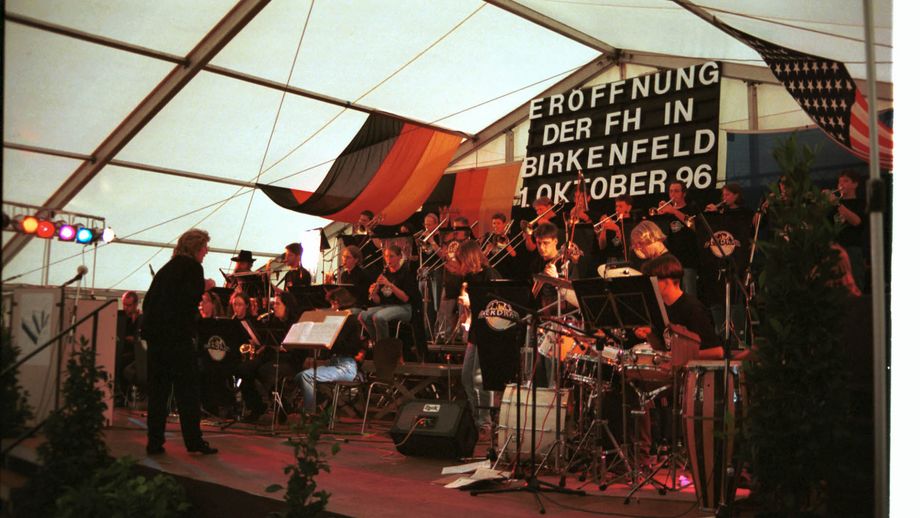 1996 Eröffnung UCB mit Band