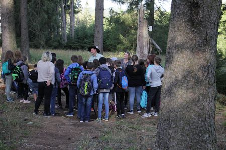 Schülerinnen und Schülern bei ihrer Exkursion im Nationalpark Hunsrück-Hochwald 