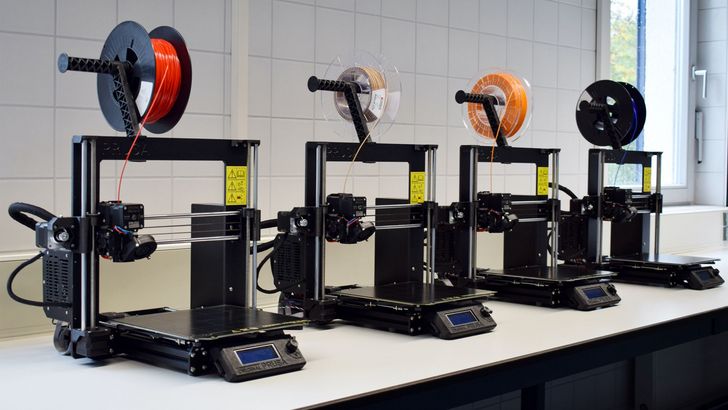 4 mal 3D-Drucker in einer Reihe