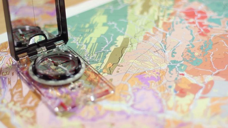 Geomatik Labor Foto Kompass und Landkarte