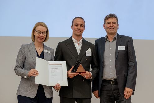 Prof. Dr. Dorit Schumann mit Preisträger Torben Schwarz Prof. Dr. Thorsten Schaper - Stifter: Kreissparkasse Birkenfeld