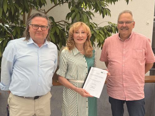 Prof. Dr. Johannes Wirth, Dagmar Hilden-Kuntz und Prof. Dr. Klaus Helling nach Verteidigung der Masterthesis.