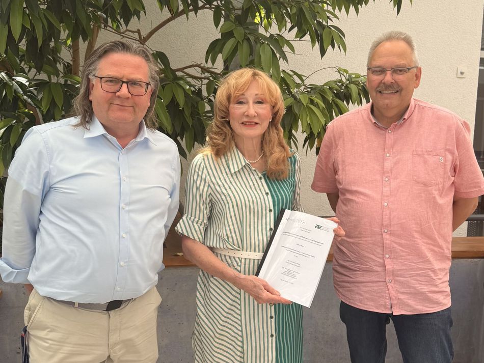 Prof. Dr. Johannes Wirth, Dagmar Hilden-Kuntz und Prof. Dr. Klaus Helling nach Verteidigung der Masterthesis.