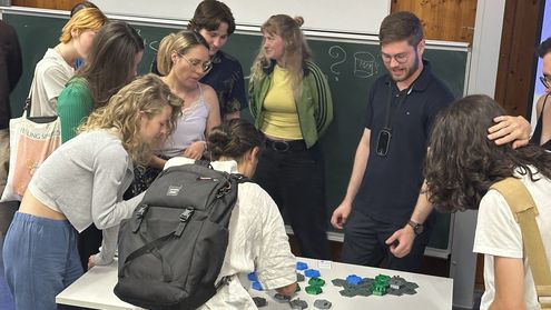 Interessierte Teilnehmerinnen und Teilnehmer bei der Vorstellung des Planspiels 