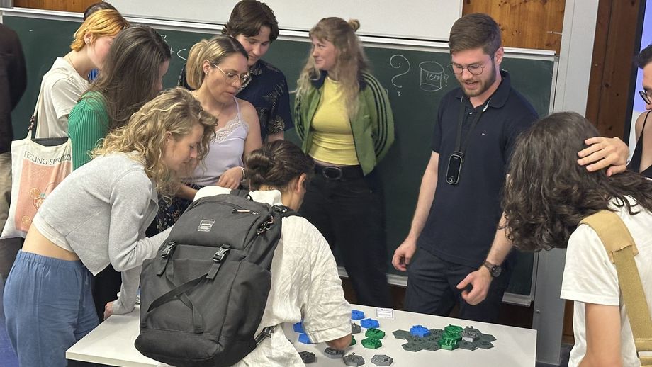 Interessierte Teilnehmerinnen und Teilnehmer bei der Vorstellung des Planspiels 