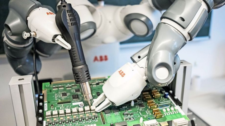 ABB-Roboter YuMi während des Entlötvorgangs.