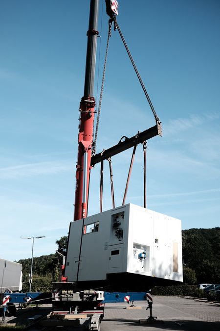 Neue CNC-Maschine - Abladen mit Kran