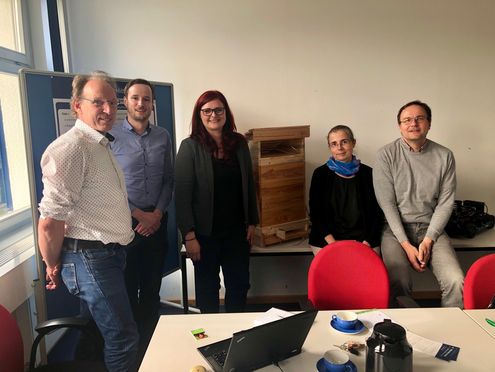 Foto (Christoph Wagner) V. l. n. r.: Prof. Dr. Gollmer, Prof. Dr. Dartmann, Frau Schellhammer, Prof. Dr. Sparmann (Vizepräsidentin der HS Trier) und Prof. Dr. Naumann (vor dem smarten Bienenkasten)