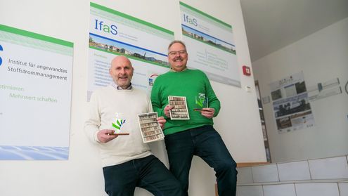 Prof. Dr. Heck (links) und Prof. Dr. Helling freuen sich über die Würdigung von 25 Dienstjahren.