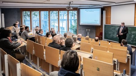 Prof. Dr. Roland Ulber (RPTU Kaiserslautern-Landau) stellt die Ergebnisse des Forschungskolleg vor.