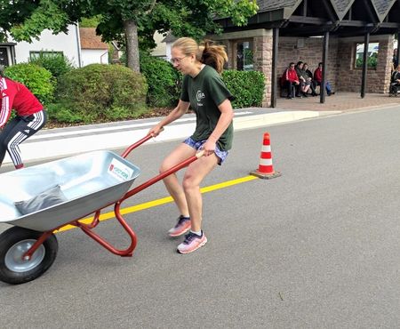 Studierende des UCB beim traditionellen Schubkarrenrennen in Hoppstädten-Weiersbach erfolgreich