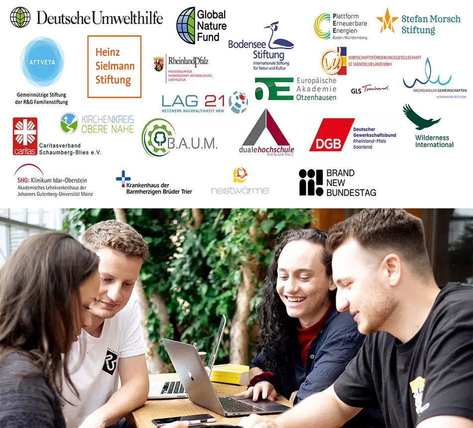 Lerngruppe bestehend aus vier Studierenden und Logos aller Kooperationspartner.