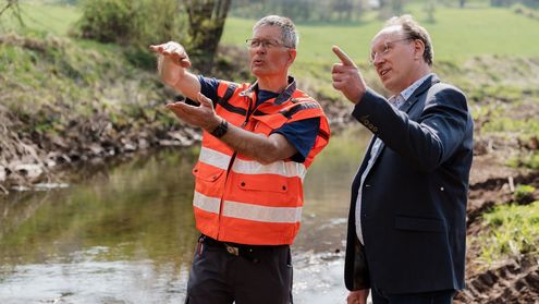 Prof. Klaus Gollmer mit Projektpartner am Fluss