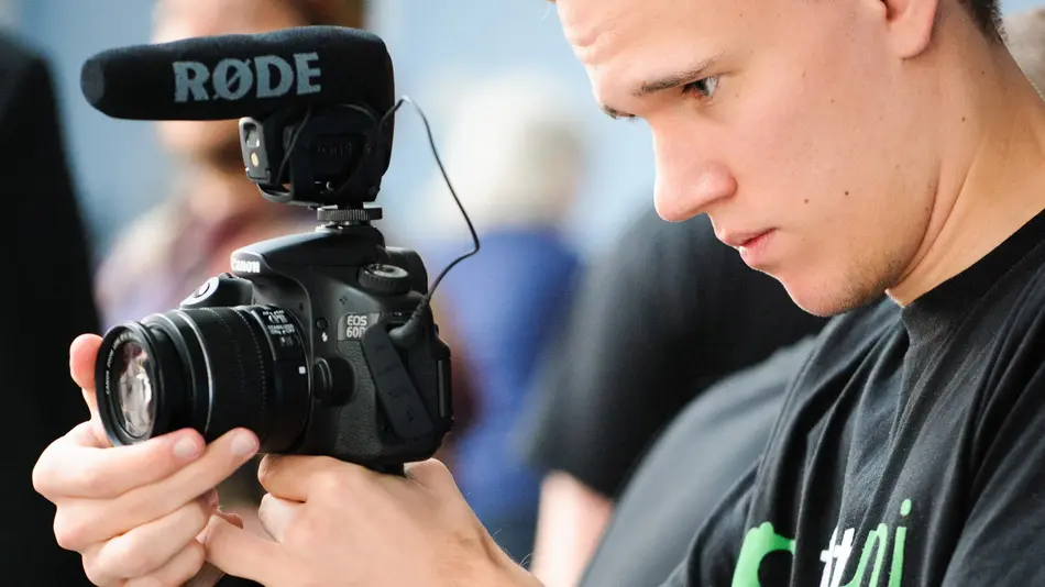 Fotograf Studierender beim Fotografieren