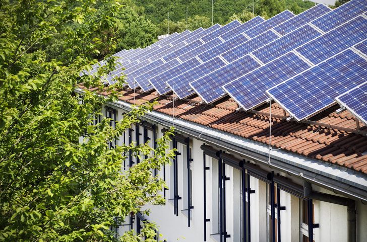 Dach mit Photovoltaik-Modul
