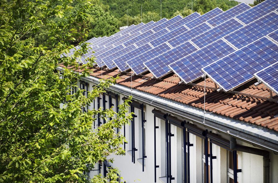 Dach mit Photovoltaik-Modul