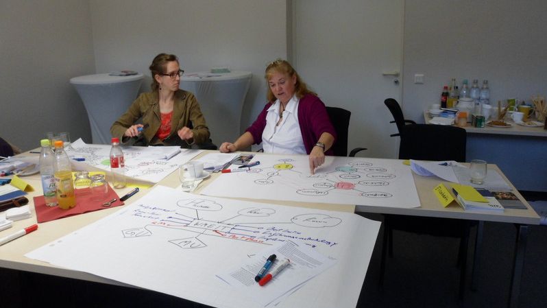 Zwei Teilnehmerinnen beim Workshop "Exposé-Erstellung" bei der Arbeit.