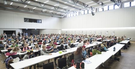 vollbesetzter Hörsaal bei der Kinder-Uni