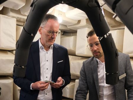 Minister Ebling informierte sich neben anderen Projekten auch über eine KI-gestützte Füllstandserkennung für Behälter